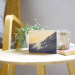 Schöne Dekorationskarte und süße Postkarte mit Motiv aus dem Schwarzwald. Aussicht vom Studentenfels bei Allerheiligen-Wasserfälle auf den Schwarzwald
