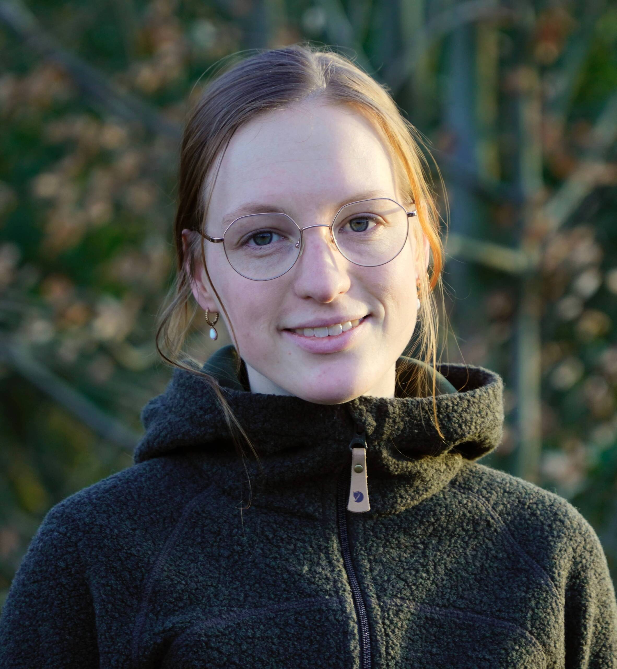 Porträt von Ayleen Mertens, der Künstlerin aus Aachen, in der Natur.