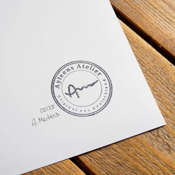 Unterschrift und einzigartiger Stempel auf der Rückseite von Kunstdruck/Print aus Aachener Künstleratelier Ayleens Atelier