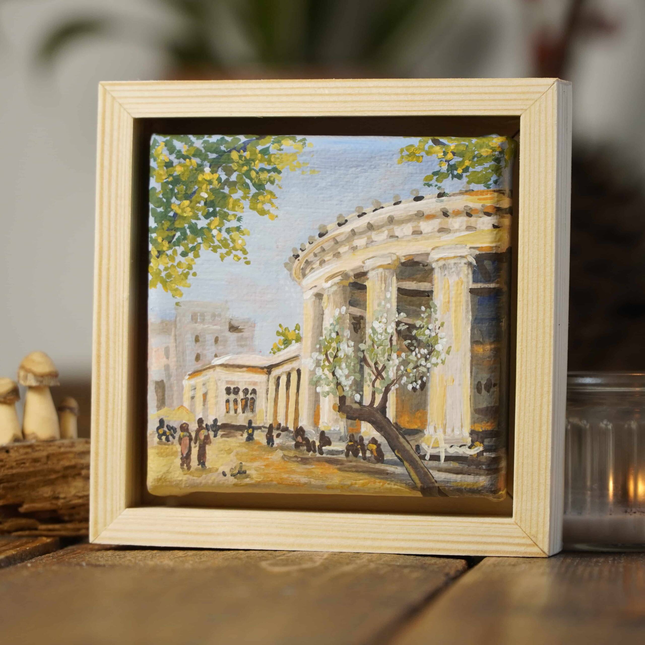 Gouache Gemälde des Elisenbrunnens in Aachen mit Bäumen und flanierenden Menschen, hell und freundlich auf rohem Leinen gemalt.