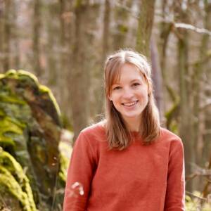 portrait von Ayleen Mertens, Künstlerin aus Aachen, in der Natur der Eifel