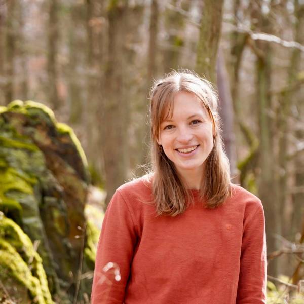 portrait von Ayleen Mertens, Künstlerin aus Aachen, in der Natur der Eifel