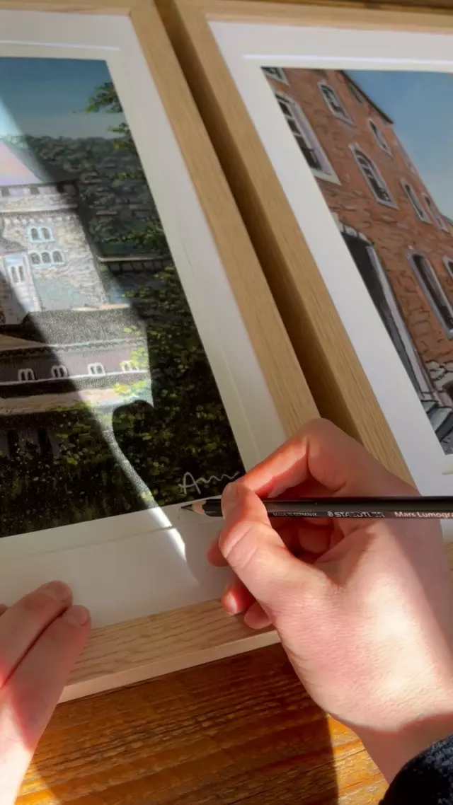 Findest du Prints eine gute Alternative zu originalen Gemälden?
Das hier sind die Kunstdrucke zu meiner Kupferstadt-Serie, gedruckt auf hochwertigem Hahnemühle-Papier.
Die Produktion findet in enger Zusammenarbeit mit regionalen Unternehmen statt. Die einzelnen Prints werden von mir gestempelt und signiert.

#atelier #print #kunstdruck #stolberg #kupferstadt_stolberg #collectart #inneneinrichtung
